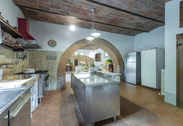 La cucina professionale con grande camino - Il Molinaccio