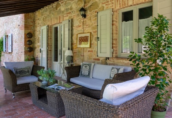 Il portico con zona living, collegato alla camera matrimoniale con i due letti singoli - Il Molinaccio