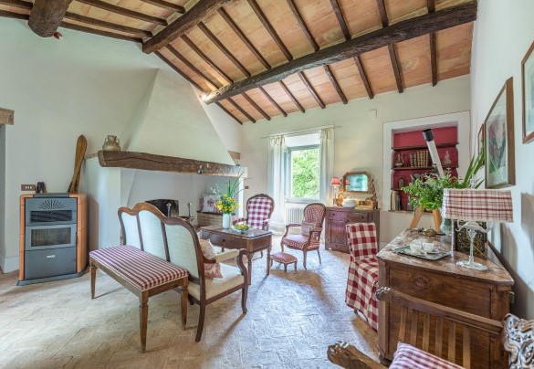 Salotto al primo piano con caminetto ornamentale - Il Molinaccio