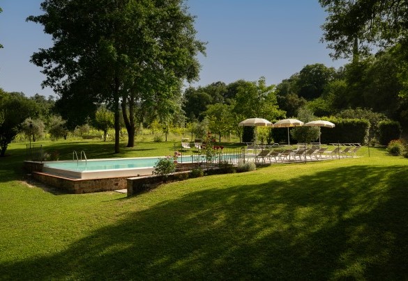 I lati a sfioro della piscina igienizzata al sale - Il Molinaccio