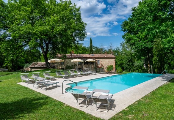 La piscina a sfioro misura 5 x 18 m con profondità variabile da 1,20 m a di 1,60 m - Il Molinaccio