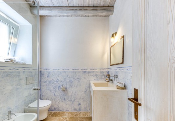 En suite bathroom with shower - Il Nachiro