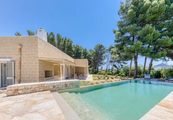 All around the pool, on the large solarium there are sunbeds, tables, umbrellas and a characteristic shower made under a large pine tree - Il Nachiro