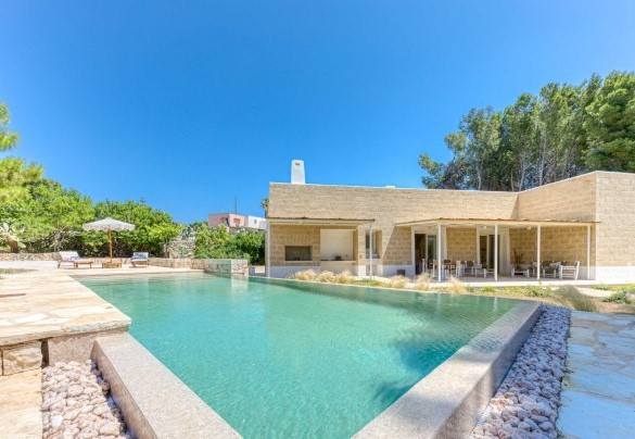 The swimming pool lies on one side of the villa, about 10 m away, and is accessible from the portico by climbing five stone steps - Il Nachiro