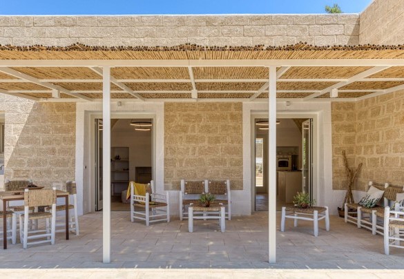 Dining area and outdoor living area at the back of the villa - Il Nachiro