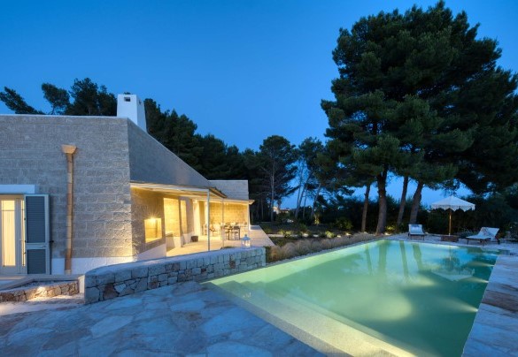 Spectacular in its simple rectangular infinity shape with stone-effect PVC lining, the pool measures 4 x 10 m with the depth varying from 1.20 to 1.40 m - Il Nachiro