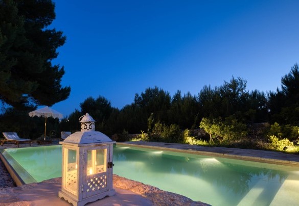 Spectacular in its simple rectangular infinity shape with stone-effect PVC lining, the pool measures 4 x 10 m with the depth varying from 1.20 to 1.40 m - Il Nachiro