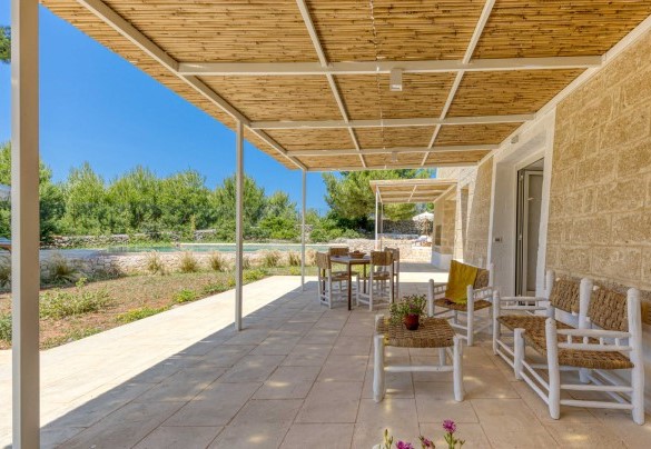 Dining area and outdoor living area at the front of the villa - Il Nachiro