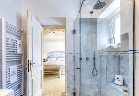 En suite bathroom with shower - Il Nachiro