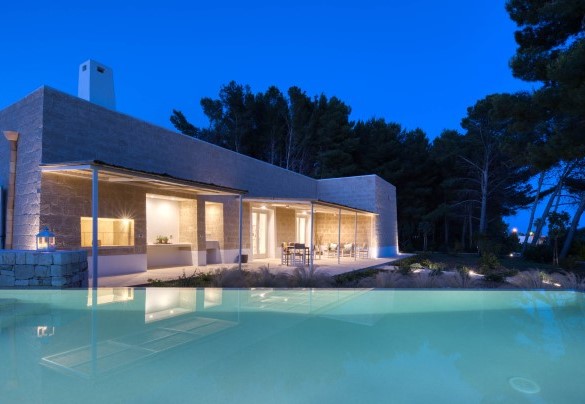 The swimming pool lies on one side of the villa, about 10 m away, and is accessible from the portico by climbing five stone steps - Il Nachiro