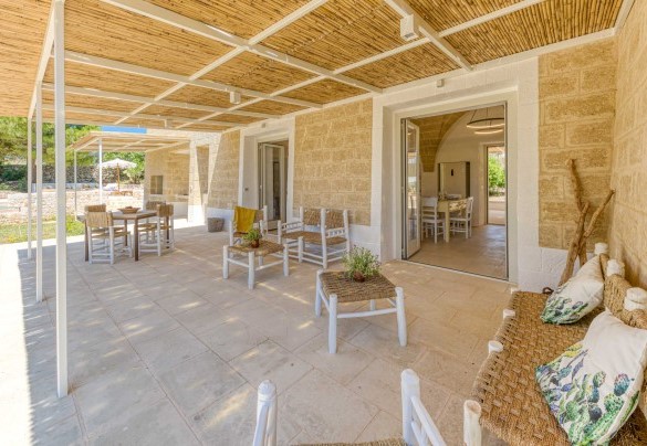 Dining area and outdoor living area at the back of the villa - Il Nachiro