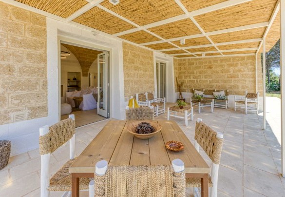 Dining area and outdoor living area at the back of the villa - Il Nachiro