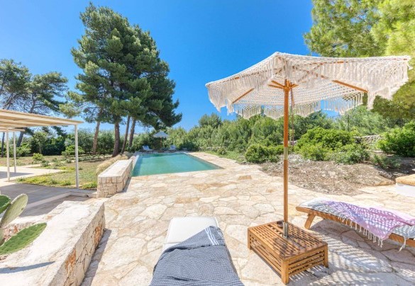 All around the pool, on the large solarium there are sunbeds, tables, umbrellas and a characteristic shower made under a large pine tree - Il Nachiro