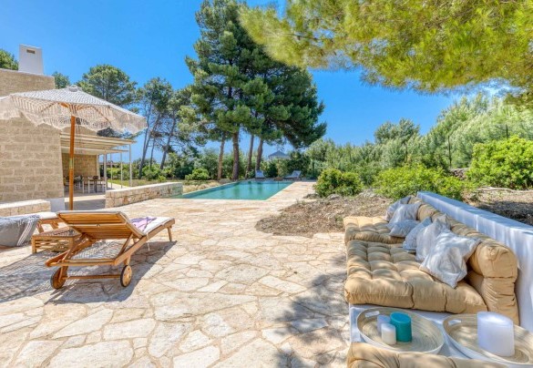 All around the pool, on the large solarium there are sunbeds, tables, umbrellas and a characteristic shower made under a large pine tree - Il Nachiro
