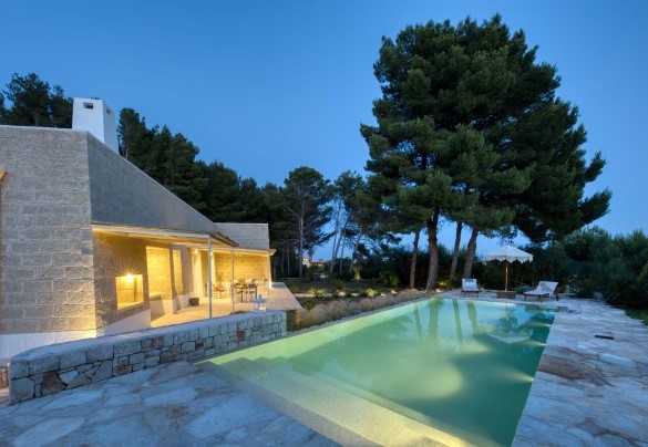 Spectacular in its simple rectangular infinity shape with stone-effect PVC lining, the pool measures 4 x 10 m with the depth varying from 1.20 to 1.40 m - Il Nachiro