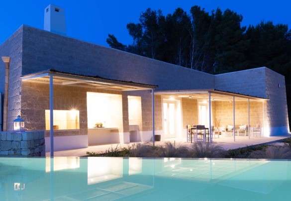 The swimming pool lies on one side of the villa, about 10 m away, and is accessible from the portico by climbing five stone steps - Il Nachiro