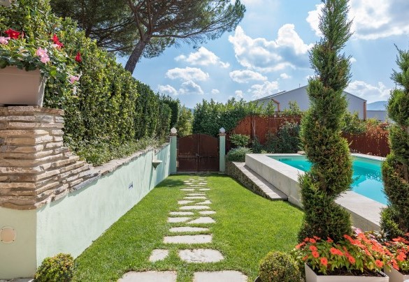 There are two parking areas, one located in front of the pedestrian entrance leading to the property and one at the back, in the area in front of the garage (for an additional covered parking space) – Il Nido