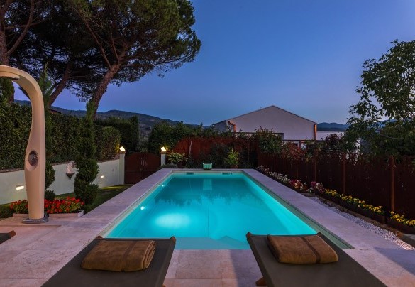 The enlightened pool at blue hour - Il Nido