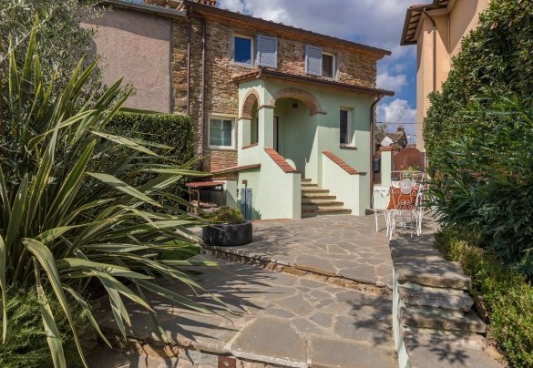 Completely enclosed by hedges, low walls and decorated corten steel slabs, guaranteeing privacy for the guests – Il Nido