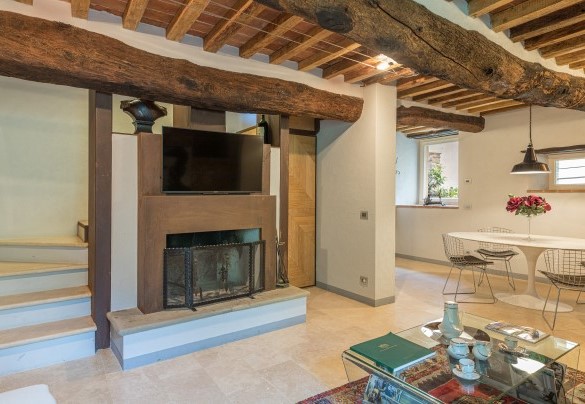 The basement contains a cosy sitting room with tv and fireplace – Il Nido 