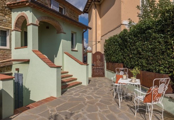 The elegant entrance with steps – Il Nido