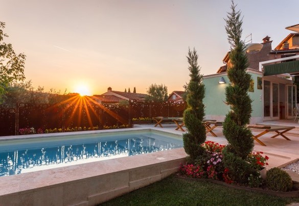The pool at sunset – Il Nido