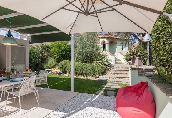 In the garden in front of the villa is an elegant living/dining area – Il Nido