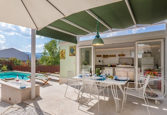 The external kitchen next to the pool– Il Nido