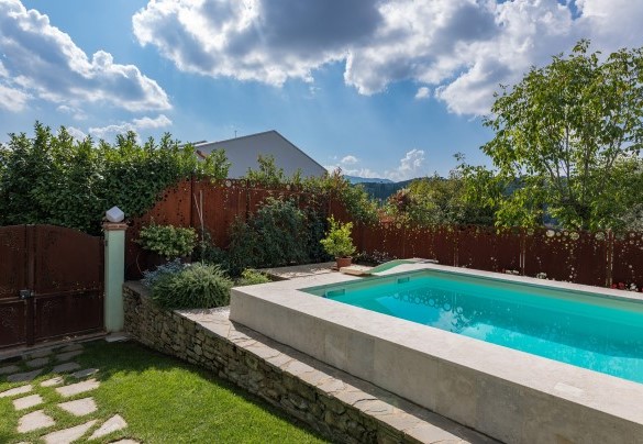 The surrounding, marble-covered area is equipped with sunbeds, colourful armchairs, two large umbrellas  – Il Nido