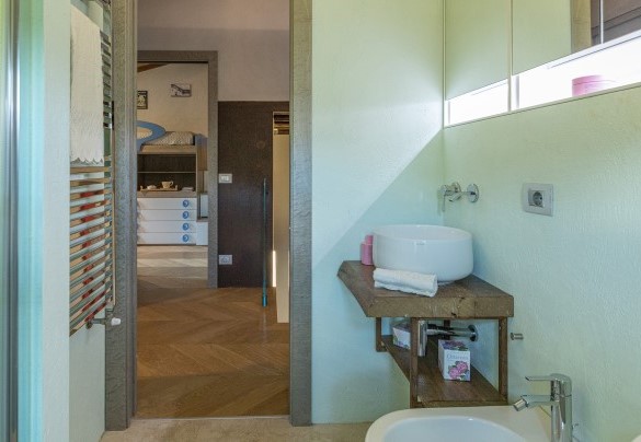 Bathroom with shower on the first floor – Il Nido 