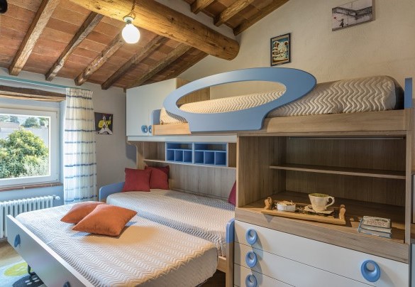 Twin bedroom, one of which is a bunk bed or, alternatively, a truckle bed – Il Nido