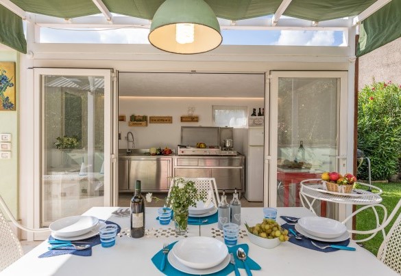 The external kitchen next to the pool – Il Nido 