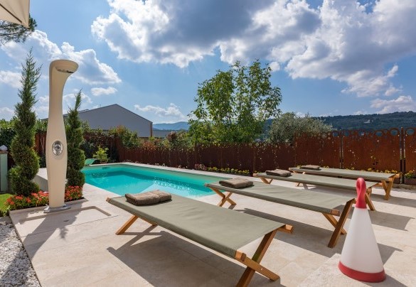 The rectangular pool is covered in PVC and equipped with internal spotlights; measures 3.5 x 8.5 m with a depth that increases from 1.20 to 1.80 – Il Nido