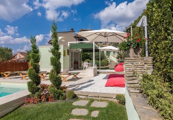 The garden in front of the villa is bordered along the entire perimeter by bushes of rosemary, roses and colourful flowers – Il Nido