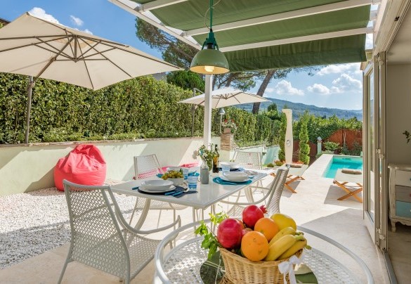 The outdoor dining area  – Il Nido