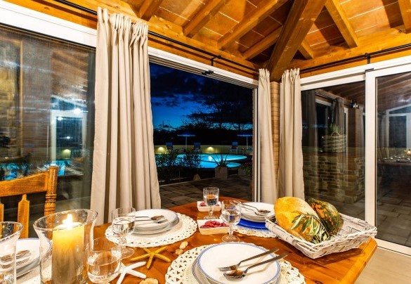 Dining room in the glassed-in porch, overlooking the swimming pool - Il Nocciolo 12