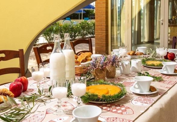 Outdoor table for breakfast, lunch and dinner outdoors - Il Nocciolo 12