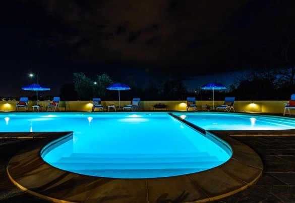 Infinity pool with sunbathing area - Il Nocciolo 12