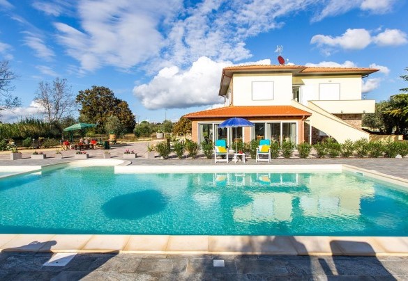 Infinity pool with sunbathing area - Il Nocciolo 12