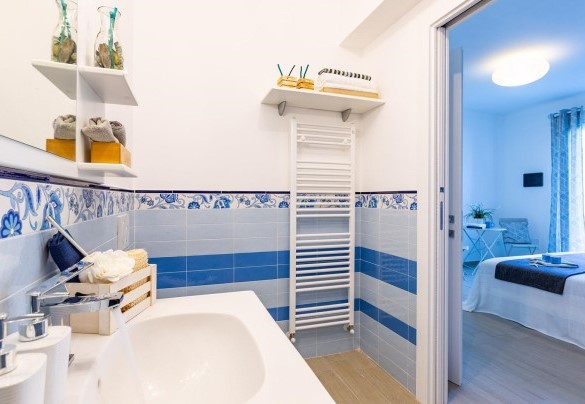Bathroom n1 with shower, for room 1 - Il Nocciolo 12