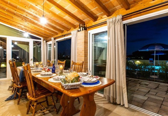 Dining room in the glassed-in porch, overlooking the swimming pool - Il Nocciolo 12