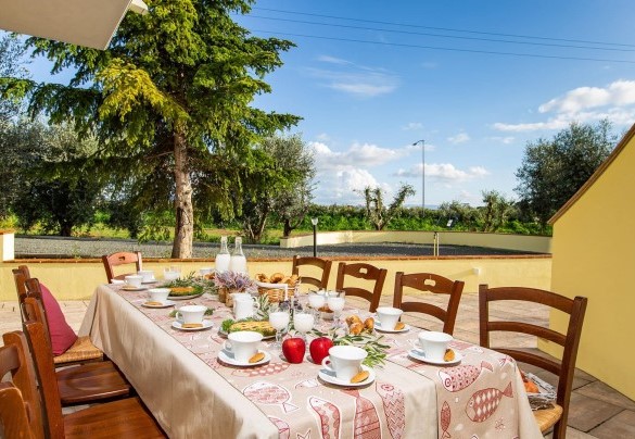 Outdoor table for breakfast, lunch and dinner outdoors - Il Nocciolo 12