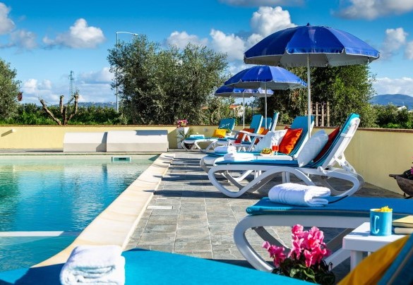 Infinity pool with sunbathing area - Il Nocciolo 12
