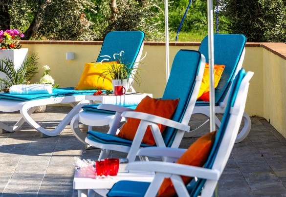 Infinity pool with sunbathing area - Il Nocciolo 12