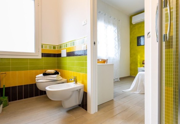 Bathroom n4 with shower, to service room 4 - Il Nocciolo 12