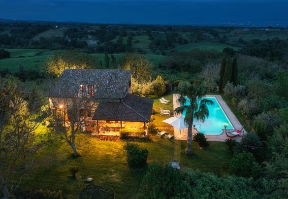 Il tramonto dietro le colline e il parco che si illumina – Il Noceto