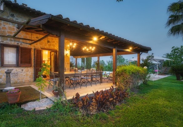 La zona pranzo esterna accessibile direttamente dalla cucina – Il Noceto 