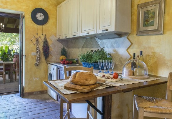 La cucina attrezzata con uscita diretta sul porticato – Il Noceto  