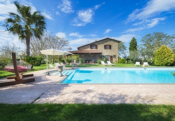 La piscina misura 8 x 18 m ed ha una profondità che accresce da 1,20 m fino a 3 m in prossimità del centro – Il Noceto 