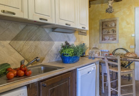 La cucina attrezzata accanto alla sala da pranzo – Il Noceto 